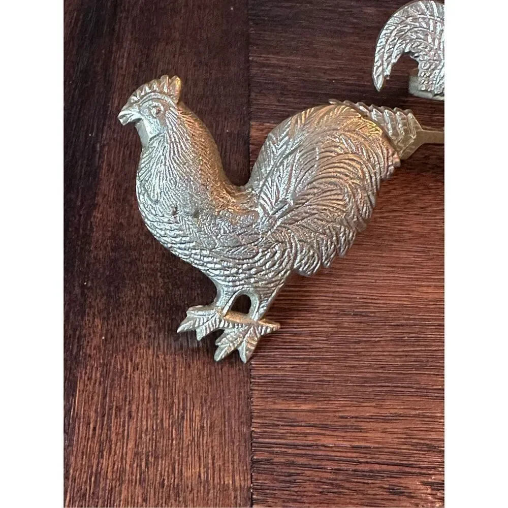 Set of 4 vintage brass rooster and Chicken napkin rings with napkins